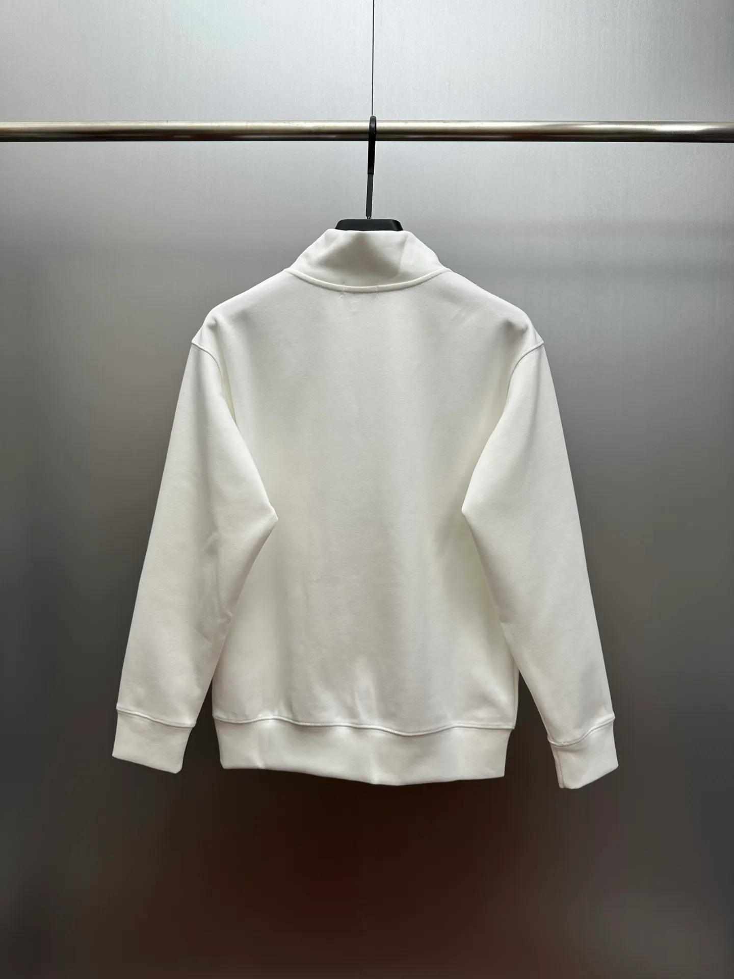 P250 Ralph Lauren/Ralph Lauren classic small logo embroidered turtleneck half-zip sweatshirt, simple and versatile ~ super delicate and soft, close to the body without being tied. Perfectly reflects the brand's sense of superiority. The cut is standard, comfortable to stretch, unrestricted in movement, and highly practical to wear. Classic and simple style, with pony embroidery pattern on the chest, imported machines, three-dimensional and full. Original Polo brass zipper, three-dimensional windproof lapels, taking into account warmth and cool lines, full of coolness, half-open lazy mode. The fit is loose, whether worn alone or layered, you can wear different styles of fashion with just one piece. Color: black, white, gray, brown, navy. Size: S-xL